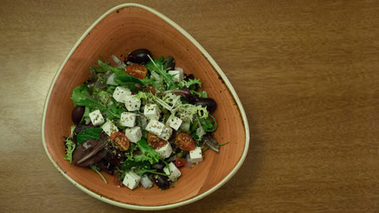ensalada griega, queso feta, tomate, rucula