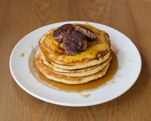 pancake salado con hamburguesas y sirope de arce