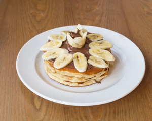 Obraz na płótnie Canvas desayuno pancake dulce con plátano y crema de cacao