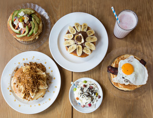 brunch, desayuno continental, crêpres, pancakes, huevos, bacón y batidos