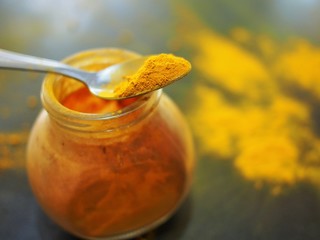The mustard powder on the black granite table
