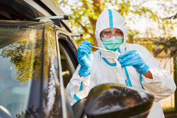 Mediziner präpariert Coronavirus Schnelltest in Drive-In Teststation