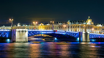 Fototapeta na wymiar Palace bridge during its breeding in night