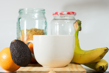 Desayuno en tabla de madera con fondo blanco. 