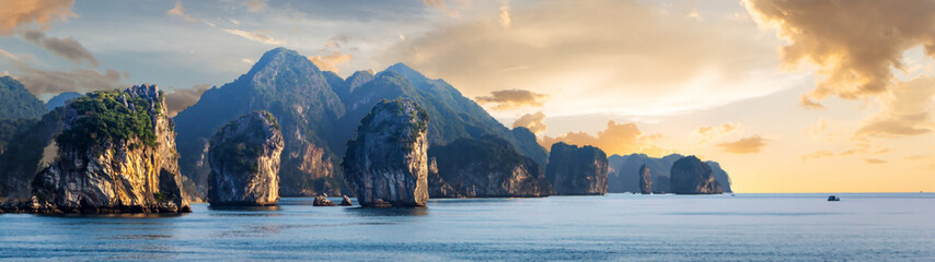 Panorama: Sonnenuntergang in der Halong-Bucht in Vietnam