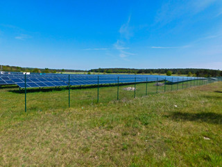 Fototapeta na wymiar Thermische Solarkollektorer auf einem Sonnenpark
