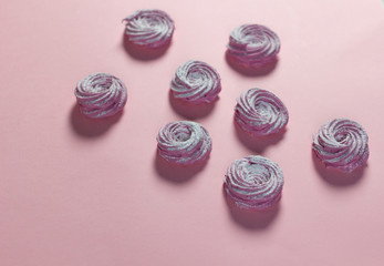 Obraz premium Pink spiral marshmallows pattern on rose background