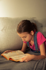 Dziewczynka czyta książkę 