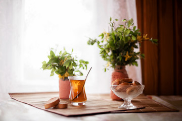  glass of black tea and   bowl of crackers