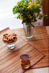 glass of black tea and   bowl of crackers