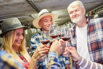 Winzer Team mit Azubi beim Rotwein trinken
