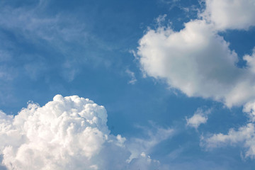 Białe, kłębiaste chmury na tle błękitnego nieba © Monika
