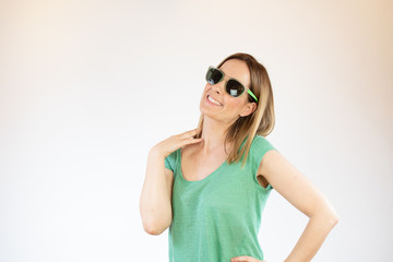 Obraz premium Beautiful woman laughing with glasses and green shirt