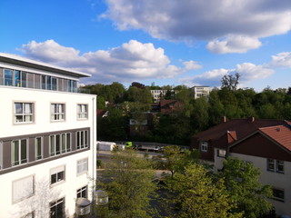 Blick vom Balkon eines Krankenhaus und Unfallklinik in Beige und Naturfarben Richtung Teutoburger...