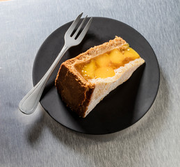 Porción de tarta de melocotón. Slice of peach pie.