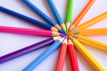 Naklejka premium Different colored pencils, the pencil ends bump into circles on a white background