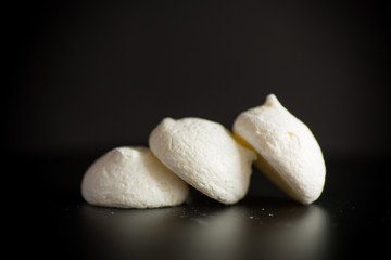 Obraz premium sweet tasty white meringues with a burlap tablecloth