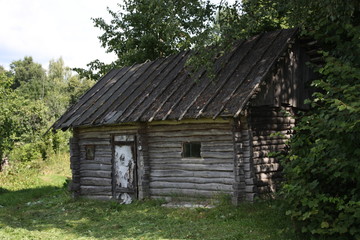 Fototapeta na wymiar old wooden house in the woods