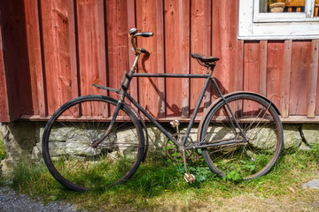 Naklejka na ściany i meble Old bicycle on a wooden wall