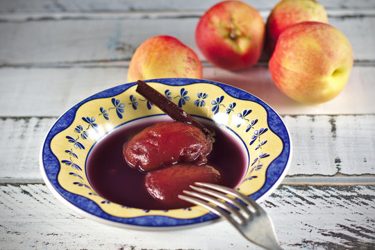 Postre de melocot&oacute;n y nectarina al vino tinto, postre de origen aragon&eacute;s, postres espa&ntilde;oles, comidas espa&ntilde;olas
