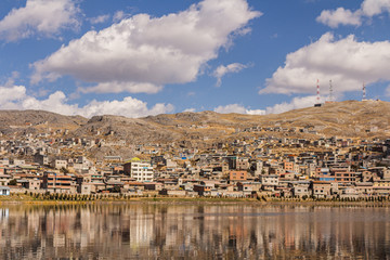 Obraz premium ciudad al borde del lago con nubes