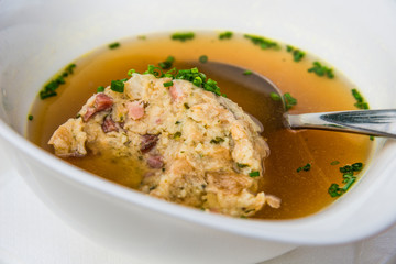 Leberknödelsuppe