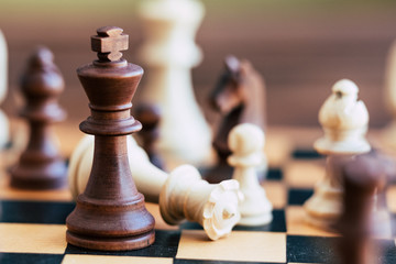 Pièces de jeu d'échecs roi noir - Jeu  de stratégie en bois - obrazy, fototapety, plakaty