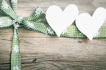 Zwei Herzen in weiß grün weiß kariertes Band mit Blume Textfreiraum