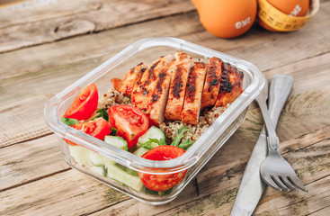 Fitness background, sport equipment for training. Healthy meal container with dumbbells on wooden background. Weightloss, active lifestyle, healthy food concept. Online diet © juliamikhaylova
