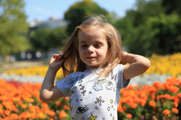 Dziewczynka w parku miejskim - obrazy, fototapety, plakaty