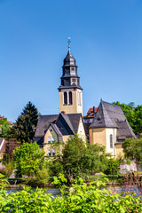 Herz Jesu Kirche im hessischen Kelsterbach an einem sonnigen Tag mit blauem Himmel in Deutschland