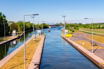 Eddersheimer Schleuse – Staustufe in Eddersheim: Blick Richtung Kelsterbach und Frankfurt am Main
