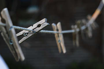 Obraz premium old wooden clamps on clothesline