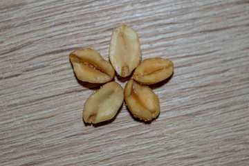 orzeszki ziemne ułożone w gwiazdę