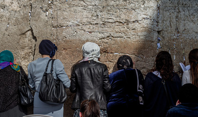 Mujeres judías rezando en el muro de las lamentaciones de Jerusalén en Israel