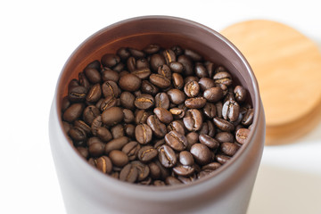 Kaffeebohnen im Behälter