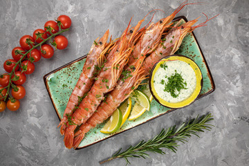 shrimps with lime, tomato and sauce