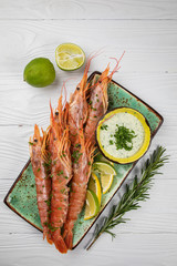 shrimps with lime, tomato and sauce