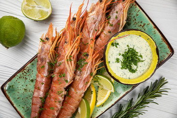 shrimps with lime, tomato and sauce