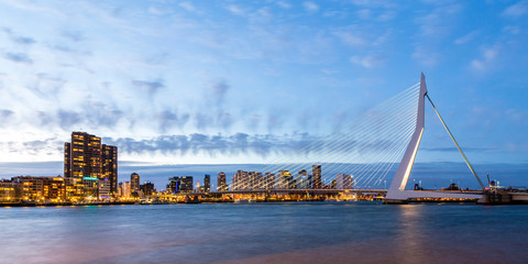 Skyline van Rotterdam in de schemering