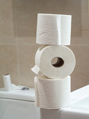 3 rollos de papel de baño en el lavabo.