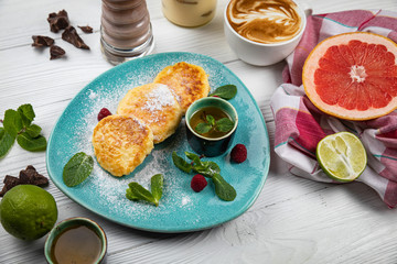 Fresh cheesecakes with berries with honey and hot chocolate