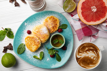 Fresh cheesecakes with berries with honey and hot chocolate