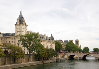 Fototapeta na wymiar Paris, Quai des Orfèvres, le Pont-Neuf et Notre Dame (Paris France)