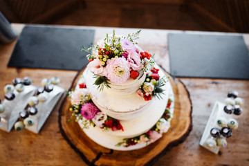 Obraz na płótnie Canvas photo of wedding cake with flowers on a table