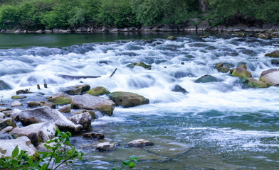 Weißes fließendes Wasser über Felsbrocken Wasserfall