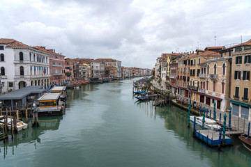 Fototapeta na wymiar rialto bridge. empty Venice during the coronavirus period