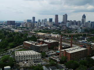 Obraz premium Widok z lotu ptaka Downtown Atlanta, Georgia - historyczna dzielnica Cabbagetown, maj 2020 r