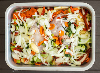 Plato al horno de pollo salteado con vegetales. 