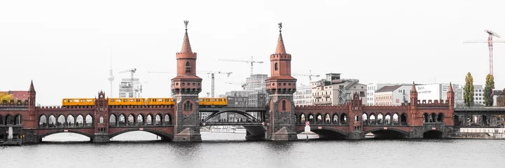 Berlin Panorama: Oberbaumbrücke mit gelber S-Bahn und dem Alex © vorkaPICTURE
